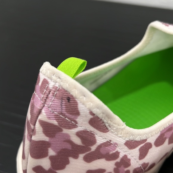 OOFOS oomg eezee 10 Women's Pink and White Slip-On Shoes - Picture 11 of 13